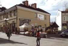 Stoiska handlowe na rogu ulic Grunwaldzkiej i Bernardyńskiej [Fotografia]