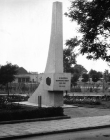 [Dębica. Obelisk 20-lecia wyzwolenia Dębicy] [Fotografia]