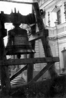 [Dukla pow. krośnieński. Dzwon pamiątkowy obok kościoła pw. św. Marii Magdaleny] [Fotografia]