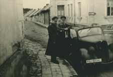 [Niemieccy oficerowie przy pojeździe wojskowym na ul. 3 Maja w Głogowie Małopolskim] [Fotografia]