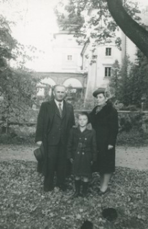 [Franciszek Kotula z żoną Michaliną i synem Sławomirem w parku zamkowym w Łańcucie] [Fotografia]