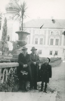[Franciszek Kotula z żoną Michaliną i synem Sławomirem przed zamkiem w Łańcucie] [Fotografia]