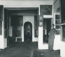 [Franciszek Kotula we wnętrzu muzeum rzeszowskiego (obecnie Muzeum Etnograficzne)] [Fotografia]