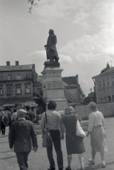 [Rzeszów. Pomnik Tadeusza Kościuszki na Rynku. Widok na stronę wschodnią] [Fotografia]