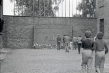 [Oświęcim. Muzeum Auschwitz-Birkenau. Ściana straceń nr 2] [Fotografia]