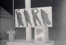 [Wielopole Skrzyńskie pow. ropczycko-sędziszowski. Pomnik ofiar pożaru kina objazdowego w 1955 r. nr 1] [Fotografia]