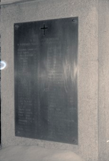 [Wielopole Skrzyńskie pow. ropczycko-sędziszowski. Tablica upamiętniająca ofiary pożaru z 1955 r.] [Fotografia]